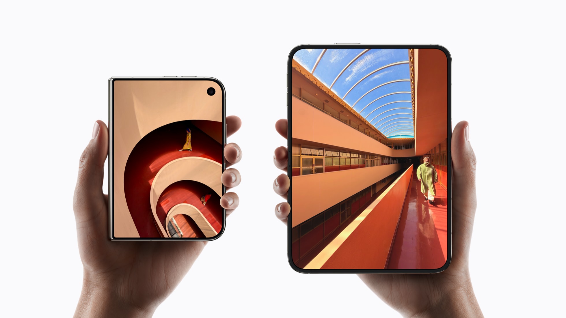 两只手举着 iPhone Duo,其中一部为折叠状态,另一部为展开状态。